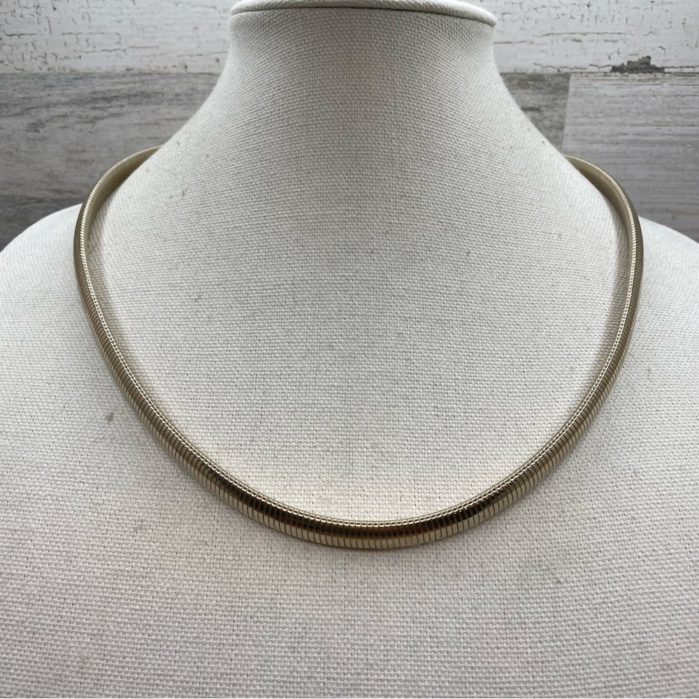 Beautiful Unsigned Simple Light Gold Tone Spring Coil Necklace Monogram BRJ